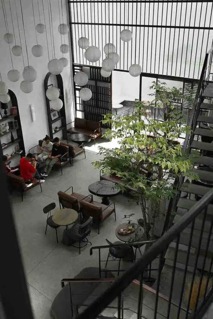 Large artificial tree for Large artificial tree for Hotels, resorts, and hospitality interiors